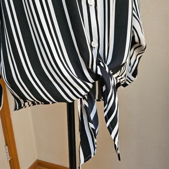 Jones New York Chic Black & White Striped Button-Up Blouse - Medium - Picture 4 of 5